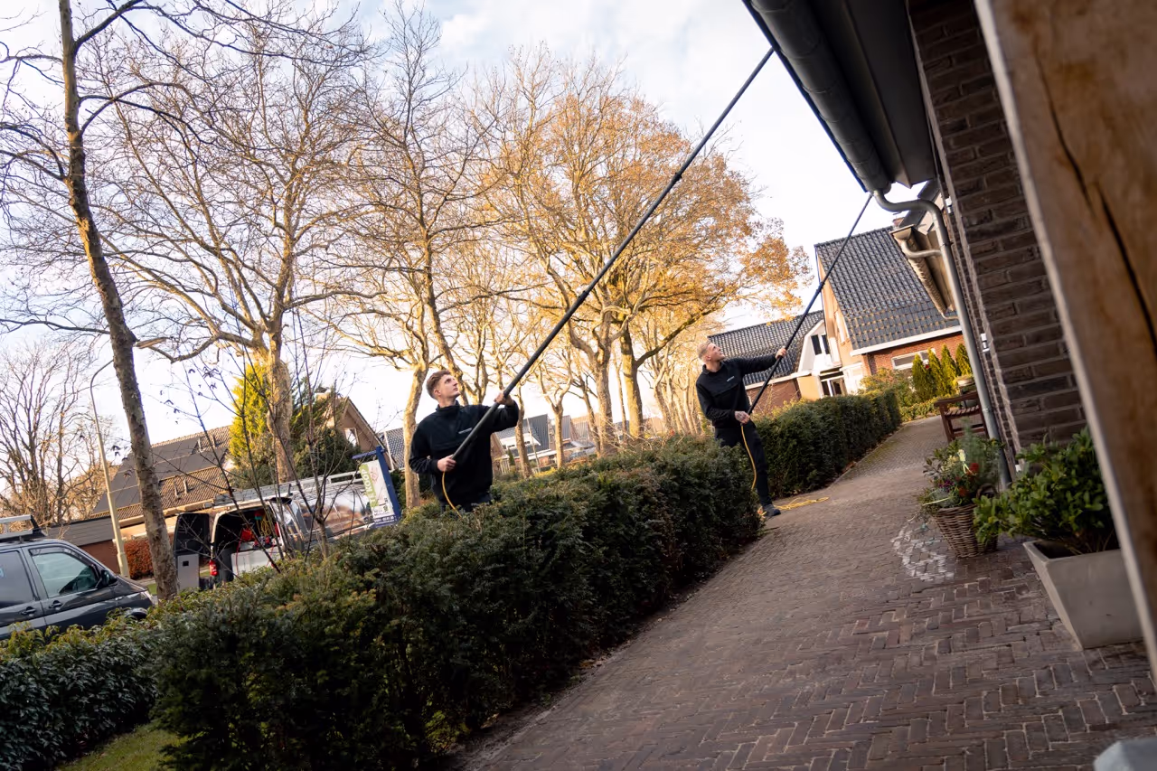 Twee van onze jongens die glazen aan het wassen zijn