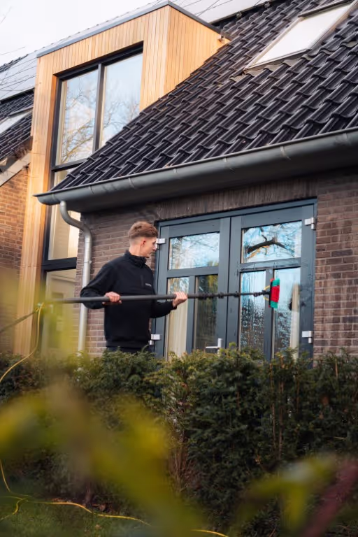 Glazen laten wassen met een telescoopborstel